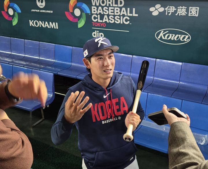 [도쿄=뉴시스] 문채현 기자 = 한국 야구 대표팀 이정후가 7일 일본 도쿄돔에서 열리는 2026 월드베이스볼클래식(WBC) 조별리그 C조 2차전 일본과의 경기를 앞두고 취재진과 인터뷰를 하고 있다. 2026.03.07. dal@newsis.com&nbsp; *재판매 및 DB 금지