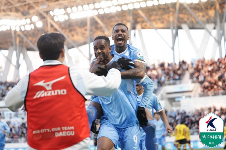 [서울=뉴시스] 프로축구 K리그2 대구FC의 에드가(아래). (사진=한국프로축구연맹 제공)