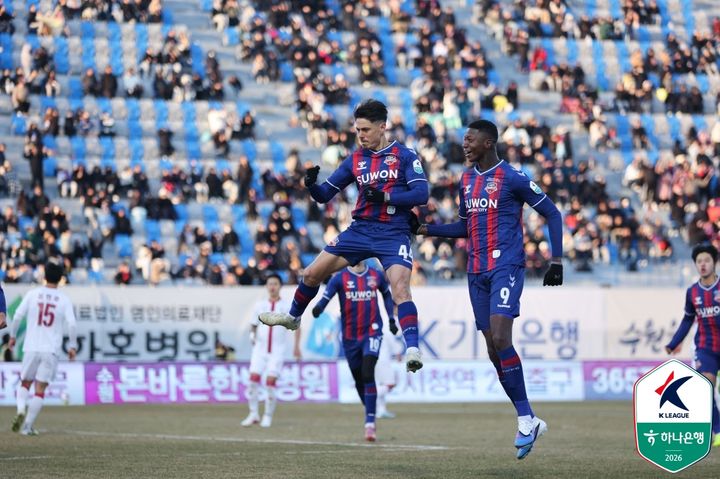 [서울=뉴시스] 프로축구 K리그2 수원FC의 윌리안(가운데). (사진=한국프로축구연맹 제공)