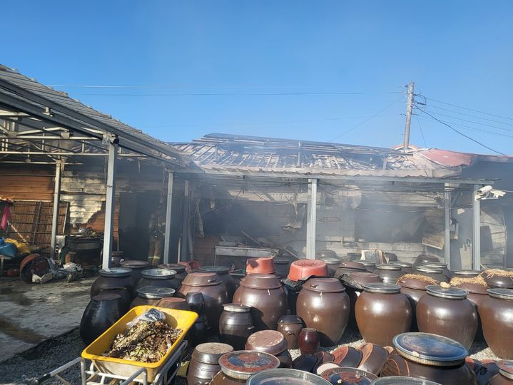 [담앙=뉴시스] 변재훈 기자 = 7일 오후 3시37분께 전남 담양군 수북면 한 주택에 딸린 냉동 창고에서 불이 나 소방 당국에 의해 1시간여 만에 꺼졌다. (사진=전남소방 제공) 2026.03.07. photo@newsis.com *재판매 및 DB 금지