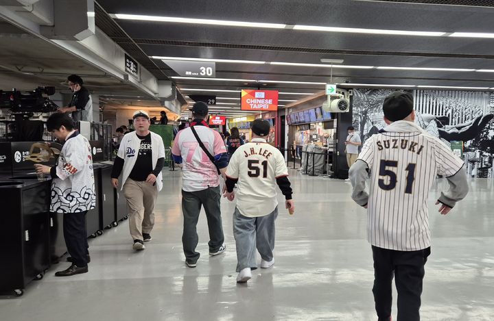 [도쿄=뉴시스] 문채현 기자 = 이정후의 유니폼을 입은 남성이 7일 일본 도쿄돔에서 열린 2026 월드베이스볼클래식(WBC) 조별리그 C조 2차전 일본전에서 경기장 내부를 걷고 있다. 2026.03.07. dal@newsis.com *재판매 및 DB 금지