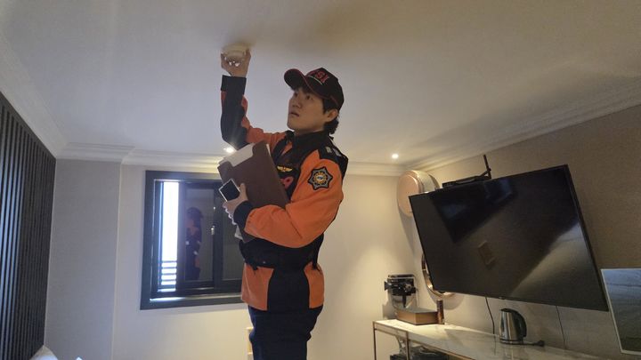 [뉴시스] 화재 감지기를 점검하는 모습. (사진=서울시 제공) *재판매 및 DB 금지