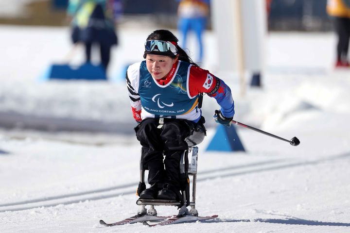 [서울=뉴시스] 김윤지가 7일(한국 시간) 이탈리아 테세로 크로스컨트리 스타디움에서 열린 2026 밀라노·코르티나담페초 동계패럴림픽 바이애슬론 여자 스프린트 좌식 7.5㎞에서 레이스를 펼치고 있다. (사진 = 대한장애인체육회 제공) *재판매 및 DB 금지