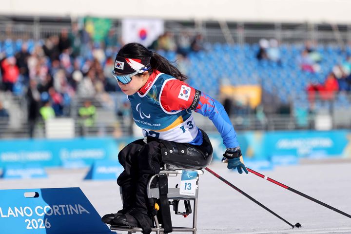 [서울=뉴시스] 김윤지가 7일(한국 시간) 이탈리아 테세로 크로스컨트리 스타디움에서 열린 2026 밀라노·코르티나담페초 동계패럴림픽 바이애슬론 여자 스프린트 좌식 7.5㎞에서 레이스를 펼치고 있다. (사진 = 대한장애인체육회 제공) *재판매 및 DB 금지