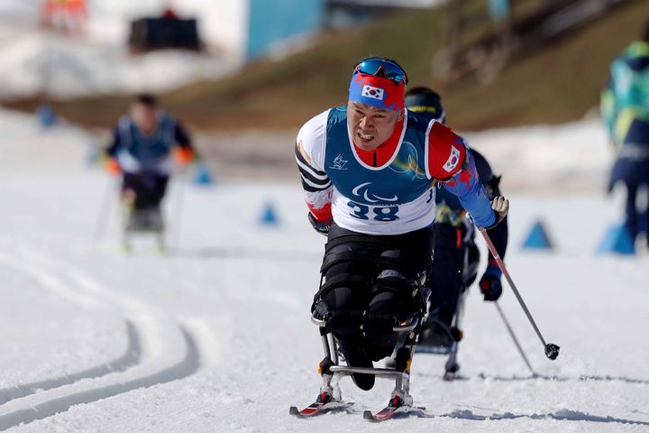 [서울=뉴시스] 신의현이 7일(한국 시간) 이탈리아 테세로 크로스컨트리 스타디움에서 열린 2026 밀라노·코르티나담페초 동계패럴림픽 바이애슬론 남자 스프린트 좌식 7.5㎞에서 레이스를 펼치고 있다. (사진 = 대한장애인체육회 제공) *재판매 및 DB 금지