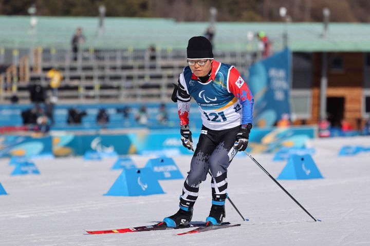[서울=뉴시스] 김민영이 7일(한국 시간) 이탈리아 테세로 크로스컨트리 스타디움에서 열린 2026 밀라노·코르티나담페초 동계패럴림픽 바이애슬론 남자 스프린트 시각장애 부문 7.5㎞에서 레이스를 펼치고 있다. (사진 = 대한장애인체육회 제공) *재판매 및 DB 금지
