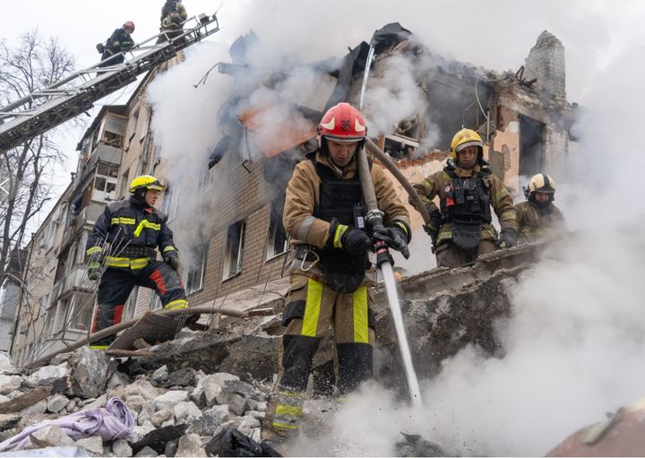 [하르키우=AP/뉴시스] 7일 우크라이나 제2도시 하르키우에서 러시아의 미사일 공격으로 파괴된 아파트 건물 잔해 속에서 소방관들이 화재를 진압하고 있다. 2026.03.07. *재판매 및 DB 금지