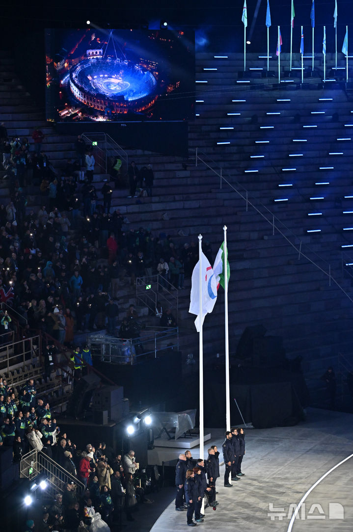 [베로나=뉴시스] 사진공동취재단 = 6일(현지 시간) 이탈리아 아레나 디 베로나에서 열린 2026 밀라노·코르티나 동계패럴림픽 개회식에서 패럴림픽기가 게양되고 있다. 2026.03.07. photo@newsis.com