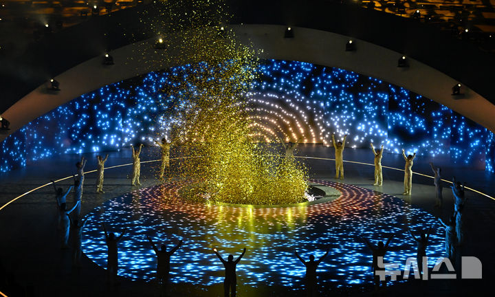 [베로나=뉴시스] 사진공동취재단 = 6일(현지 시간) 이탈리아 아레나 디 베로나에서 열린 2026 밀라노·코르티나 동계패럴림픽 개회식에서 축하공연을 하고 있다. 2026.03.07. photo@newsis.com