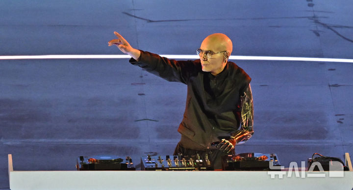 [베로나=뉴시스] 사진공동취재단 = 6일(현지 시간) 이탈리아 아레나 디 베로나에서 열린 2026 밀라노·코르티나 동계패럴림픽 개회식에서 장애인 DJ 미키 바이오닉(MIKY BIONIC)이 축하공연을 하고 있다. 2026.03.07. photo@newsis.com