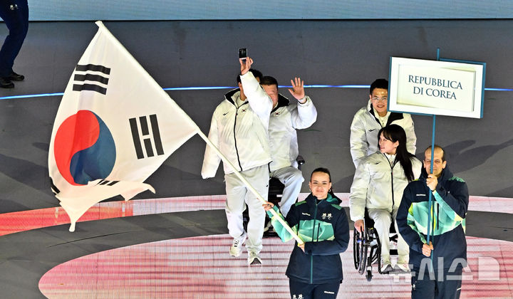 [베로나=뉴시스] 사진공동취재단 = 6일(현지 시간) 이탈리아 아레나 디 베로나에서 열린 2026 밀라노·코르티나 동계패럴림픽 개회식에서 한국 선수단(양오열 선수단장, 전선주 총감독, 스노보드 이충민, 알파인스키 박채이)이 입장하고 있다. 2026.03.07. photo@newsis.com
