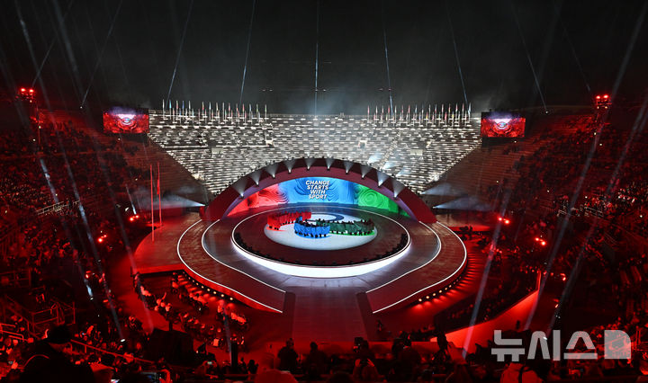 [베로나=뉴시스] 사진공동취재단 = 6일(현지 시간) 이탈리아 아레나 디 베로나에서 열린 2026 밀라노·코르티나 동계패럴림픽 개회식에서 개막 축하공연을 하고 있다. 2026.03.07. photo@newsis.com