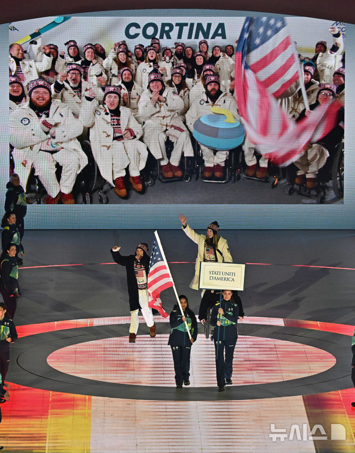 [베로나=뉴시스] 사진공동취재단 = 6일(현지 시간) 이탈리아 아레나 디 베로나에서 열린 2026 밀라노·코르티나 동계패럴림픽 개회식에서 미국선수단이 입장하고 있다. 2026.03.07. photo@newsis.com