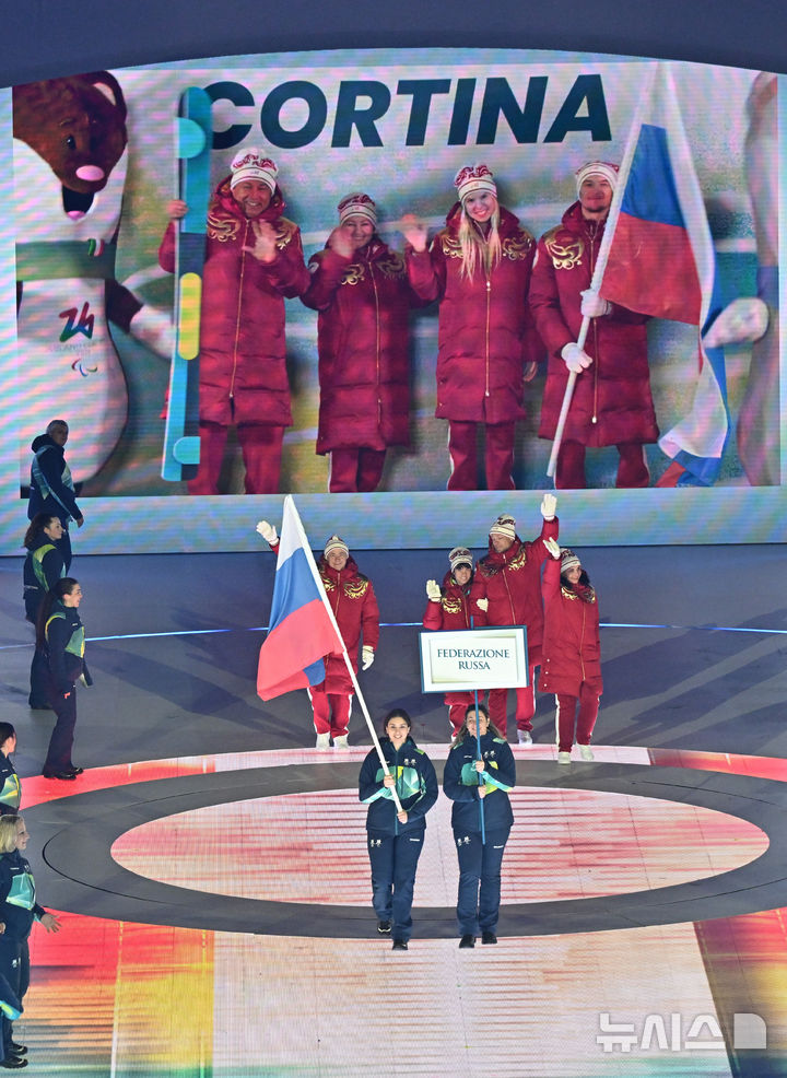 [베로나=뉴시스] 사진공동취재단 = 6일(현지 시간) 이탈리아 아레나 디 베로나에서 열린 2026 밀라노·코르티나 동계패럴림픽 개회식에서 러시아 선수단이 입장하고 있다. 2026.03.07. photo@newsis.com