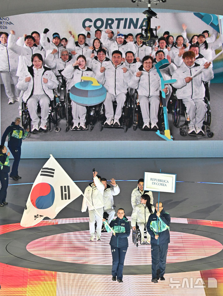 [베로나=뉴시스] 사진공동취재단 = 6일(현지 시간) 이탈리아 아레나 디 베로나에서 열린 2026 밀라노·코르티나 동계패럴림픽 개회식에서 한국 선수단(양오열 선수단장, 전선주 총감독, 스노보드 이충민, 알파인스키 박채이)이 입장하고 있다. 2026.03.07. photo@newsis.com