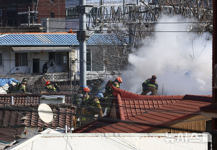 [서울=뉴시스] 김근수 기자 = 7일 오전 서울 용산구 한강로3가 40-542 인근 주택가에서 화재가 발생해 소방대원들이 화재 진압을 하고 있다.&nbsp; 소방 관계자에 따르면 인명피해는 발생하지 않았고 가옥 3채가 피해를 입었다고 밝혔다. 2026.03.07. ks@newsis.com