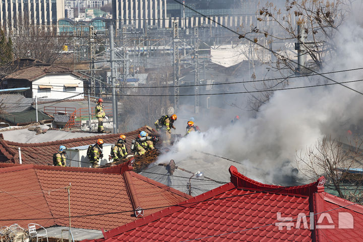 [서울=뉴시스] 김근수 기자 = 7일 오전 서울 용산구 한강로3가 40-542 인근 주택가에서 화재가 발생해 소방대원들이 화재 진압을 하고 있다.&nbsp; 소방 관계자에 따르면 인명피해는 발생하지 않았고 가옥 3채가 피해를 입었다고 밝혔다. 2026.03.07. ks@newsis.com