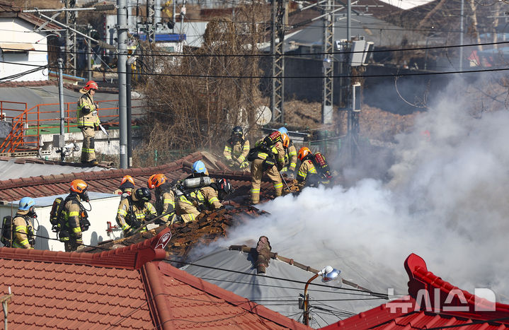 [서울=뉴시스] 김근수 기자 = 7일 오전 서울 용산구 한강로3가 40-542 인근 주택가에서 화재가 발생해 소방대원들이 화재 진압을 하고 있다.&nbsp; 소방 관계자에 따르면 인명피해는 발생하지 않았고 가옥 3채가 피해를 입었다고 밝혔다. 2026.03.07. ks@newsis.com