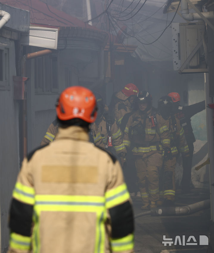 [서울=뉴시스] 김근수 기자 = 7일 오전 서울 용산구 한강로3가 40-542 인근 주택가에서 화재가 발생해 소방대원들이 화재 진압을 하고 있다.&nbsp; 소방 관계자에 따르면 인명피해는 발생하지 않았고 가옥 3채가 피해를 입었다고 밝혔다. 2026.03.07. ks@newsis.com