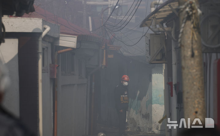 [서울=뉴시스] 김근수 기자 = 7일 오전 서울 용산구 한강로3가 40-542 인근 주택가에서 화재가 발생해 소방대원들이 화재 진압을 하고 있다.&nbsp; 소방 관계자에 따르면 인명피해는 발생하지 않았고 가옥 3채가 피해를 입었다고 밝혔다. 2026.03.07. ks@newsis.com