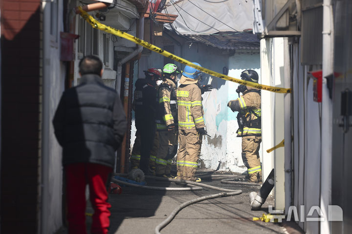 [서울=뉴시스] 김근수 기자 = 7일 오전 서울 용산구 한강로3가 40-542 인근 주택가에서 화재가 발생해 소방대원들이 화재 진압을 하고 있다.&nbsp; 소방 관계자에 따르면 인명피해는 발생하지 않았고 가옥 3채가 피해를 입었다고 밝혔다. 2026.03.07. ks@newsis.com