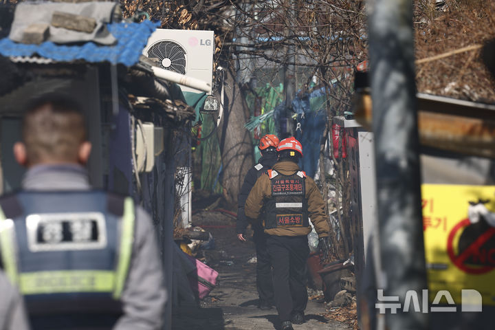 [서울=뉴시스] 김근수 기자 = 7일 오전 서울 용산구 한강로3가 40-542 인근 주택가에서 화재가 발생해 소방대원들이 화재 진압을 하고 있다.&nbsp; 소방 관계자에 따르면 인명피해는 발생하지 않았고 가옥 3채가 피해를 입었다고 밝혔다. 2026.03.07. ks@newsis.com