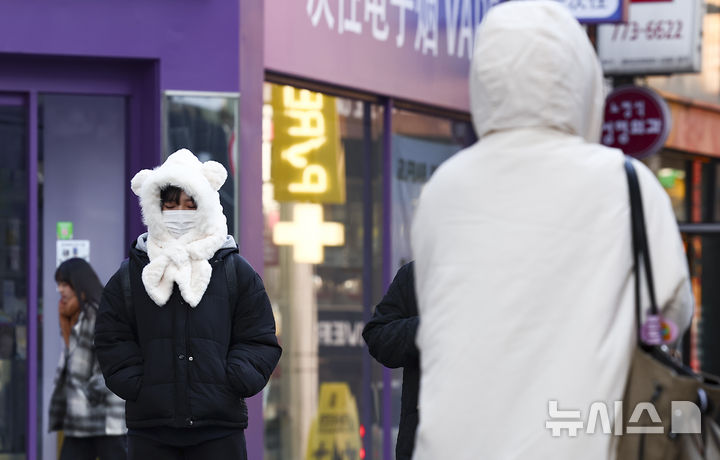 [서울=뉴시스] 김근수 기자 = 꽃샘추위가 찾아온 7일 서울 명동거리에서 외국인들이 두꺼운 옷으로 추위를 피하며 이동하고 있다. 2026.03.07. ks@newsis.com