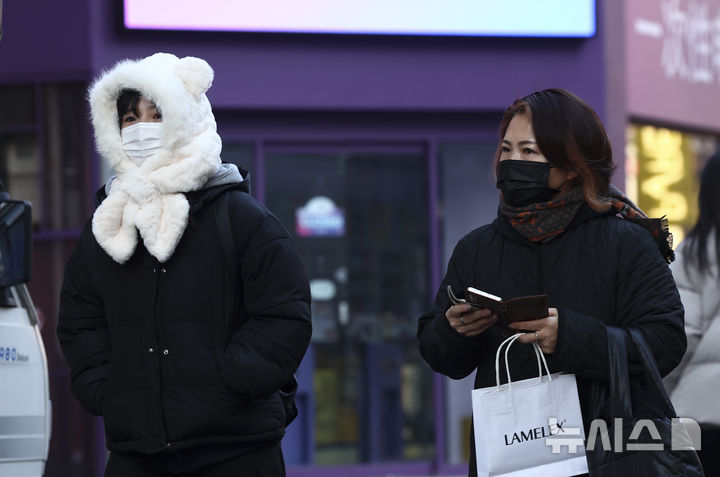 [서울=뉴시스] 김근수 기자 = 꽃샘추위가 찾아온 7일 서울 명동거리에서 외국인들이 두꺼운 옷으로 추위를 피하며 이동하고 있다. 2026.03.07. ks@newsis.com
