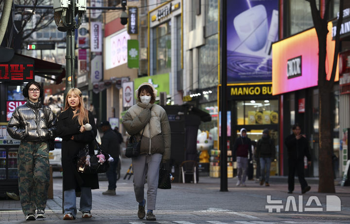 [서울=뉴시스] 김근수 기자 = 꽃샘추위가 찾아온 7일 서울 명동거리에서 외국인들이 두꺼운 옷으로 추위를 피하며 이동하고 있다. 2026.03.07. ks@newsis.com