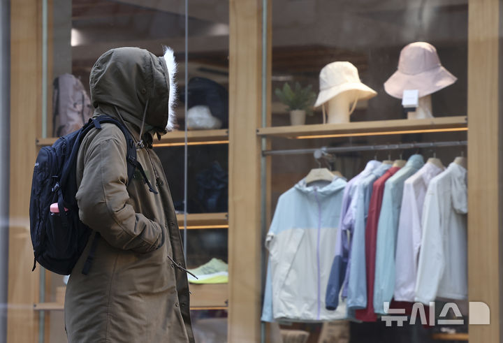 [서울=뉴시스] 김근수 기자 = 꽃샘추위가 찾아온 7일 서울 명동거리에서 한 시민이 두꺼운 옷으로 추위를 피하며 이동하고 있다. 2026.03.07. ks@newsis.com