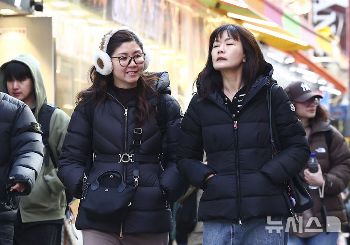 [서울=뉴시스] 김근수 기자 = 꽃샘추위가 찾아온 7일 서울 명동거리에서 한 시민이 두꺼운 옷으로 추위를 피하며 이동하고 있다. 2026.03.07. ks@newsis.com