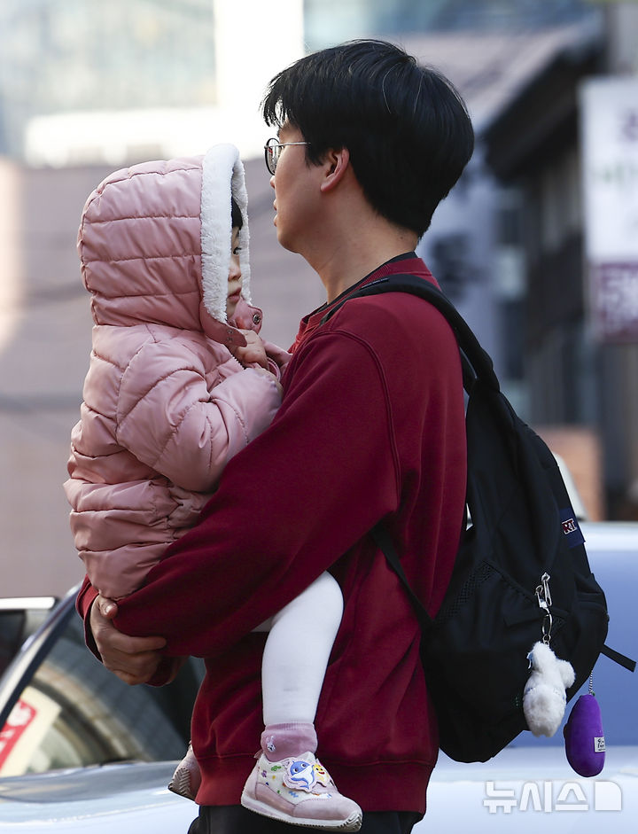 [서울=뉴시스] 김근수 기자 = 꽃샘추위가 찾아온 7일 서울 명동거리에서 한 어린이가 추위를 피하며 이동하고 있다. 2026.03.07. ks@newsis.com