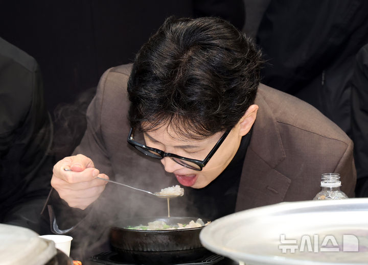 [부산=뉴시스] 하경민 기자 = 한동훈 전 국민의힘 대표가 7일 부산 북구 구포시장을 방문, 상인 대표 등과 국밥을 먹고 있다. 2026.03.07. yulnetphoto@newsis.com