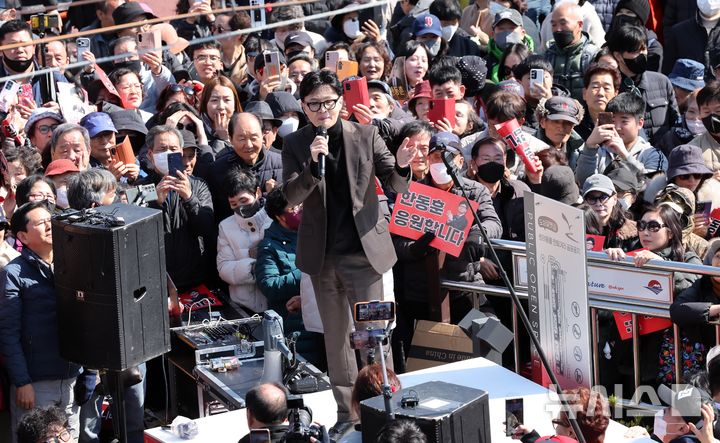 [부산=뉴시스] 하경민 기자 = 한동훈 전 국민의힘 대표가 7일 부산 북구 구포시장을 방문, 무대에 올라 지지자들에게 인사하고 있다. 2026.03.07. yulnetphoto@newsis.com