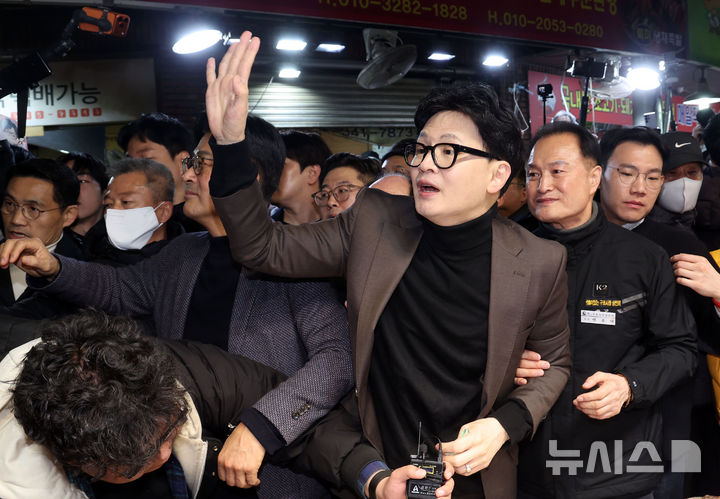 [부산=뉴시스] 하경민 기자 = 한동훈 전 국민의힘 대표가 7일 부산 북구 구포시장을 방문, 상인 등과 인사하고 있다. 2026.03.07. yulnetphoto@newsis.com