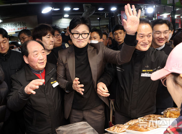 [부산=뉴시스] 하경민 기자 = 한동훈 전 국민의힘 대표가 7일 부산 북구 구포시장을 방문, 상인 등과 인사하고 있다. 2026.03.07. yulnetphoto@newsis.com