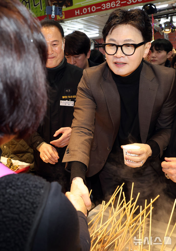 [부산=뉴시스] 하경민 기자 = 한동훈 전 국민의힘 대표가 7일 부산 북구 구포시장을 방문, 상인 등과 인사하고 있다. 2026.03.07. yulnetphoto@newsis.com
