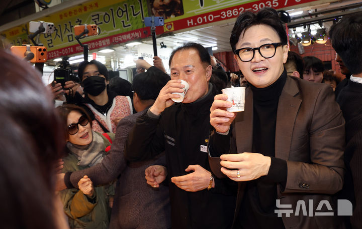[부산=뉴시스] 하경민 기자 = 한동훈 전 국민의힘 대표가 7일 부산 북구 구포시장을 방문, 상인 등과 인사하고 있다. 2026.03.07. yulnetphoto@newsis.com