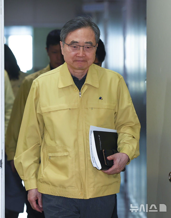 [서울=뉴시스] 김근수 기자 = 조현 외교부 장관이 7일 서울 종로구 외교부 청사에서 열린 중동 13개국 대사(대리) 등이 참석한 재외국민보호대책본부 회의에 참석하기 위해 회의장으로 입장하고 있다. 2026.03.07. ks@newsis.com