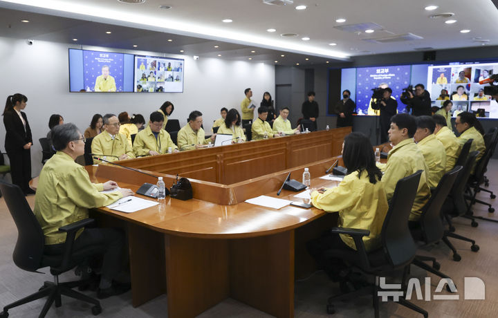 [서울=뉴시스] 김근수 기자 = 조현 외교부 장관이 7일 서울 종로구 외교부 청사에서 열린 중동 13개국 대사(대리) 등이 참석한 재외국민보호대책본부 회의에서 모두발언을 하고 있다. 2026.03.07. ks@newsis.com
