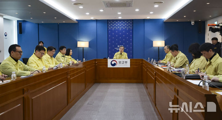 [서울=뉴시스] 김근수 기자 = 조현 외교부 장관이 7일 서울 종로구 외교부 청사에서 열린 중동 13개국 대사(대리) 등이 참석한 재외국민보호대책본부 회의에서 모두발언을 하고 있다. 2026.03.07. ks@newsis.com