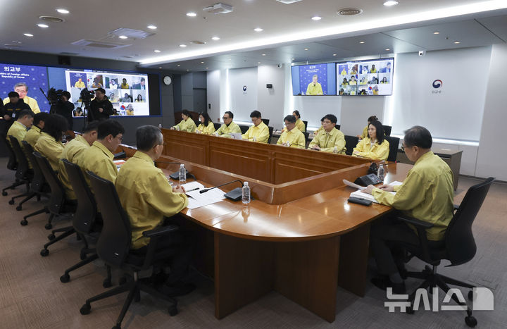 [서울=뉴시스] 김근수 기자 = 조현 외교부 장관이 7일 서울 종로구 외교부 청사에서 열린 중동 13개국 대사(대리) 등이 참석한 재외국민보호대책본부 회의에서 모두발언을 하고 있다. 2026.03.07. ks@newsis.com