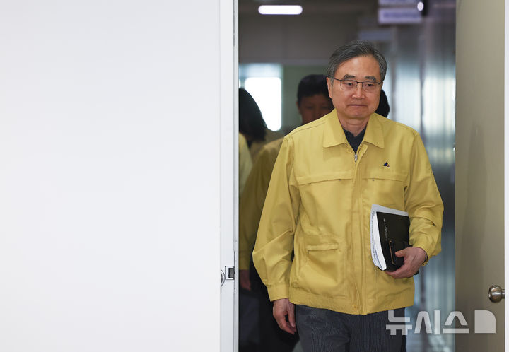 [서울=뉴시스] 김근수 기자 = 조현 외교부 장관이 7일 서울 종로구 외교부 청사에서 열린 중동 13개국 대사(대리) 등이 참석한 재외국민보호대책본부 회의에 참석하기 위해 회의장으로 입장하고 있다. 2026.03.07. ks@newsis.com