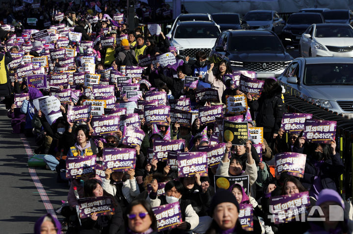 [서울=뉴시스] 홍효식 기자 = 7일 서울 종로구 광화문 서십자각 일대에서 열린 2026년 3·8 세계여성의 날 기념 제41회 한국여성대회에서 참석자들이 구호를 외치고 있다. 2026.03.07. yesphoto@newsis.com