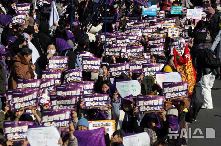 [서울=뉴시스] 홍효식 기자 = 7일 서울 종로구 광화문 서십자각 일대에서 열린 2026년 3·8 세계여성의 날 기념 제41회 한국여성대회에서 참석자들이 구호를 외치고 있다. 2026.03.07. yesphoto@newsis.com