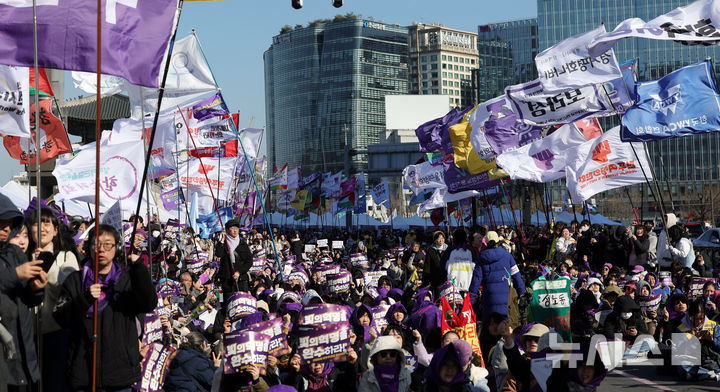[서울=뉴시스] 홍효식 기자 = 7일 서울 종로구 광화문 서십자각 일대에서 열린 2026년 3·8 세계여성의 날 기념 제41회 한국여성대회에서 참석자들이 구호를 외치고 있다. 2026.03.07. yesphoto@newsis.com
