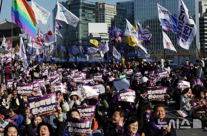 [서울=뉴시스] 홍효식 기자 = 7일 서울 종로구 광화문 서십자각 일대에서 열린 2026년 3·8 세계여성의 날 기념 제41회 한국여성대회에서 참석자들이 구호를 외치고 있다. 2026.03.07. yesphoto@newsis.com