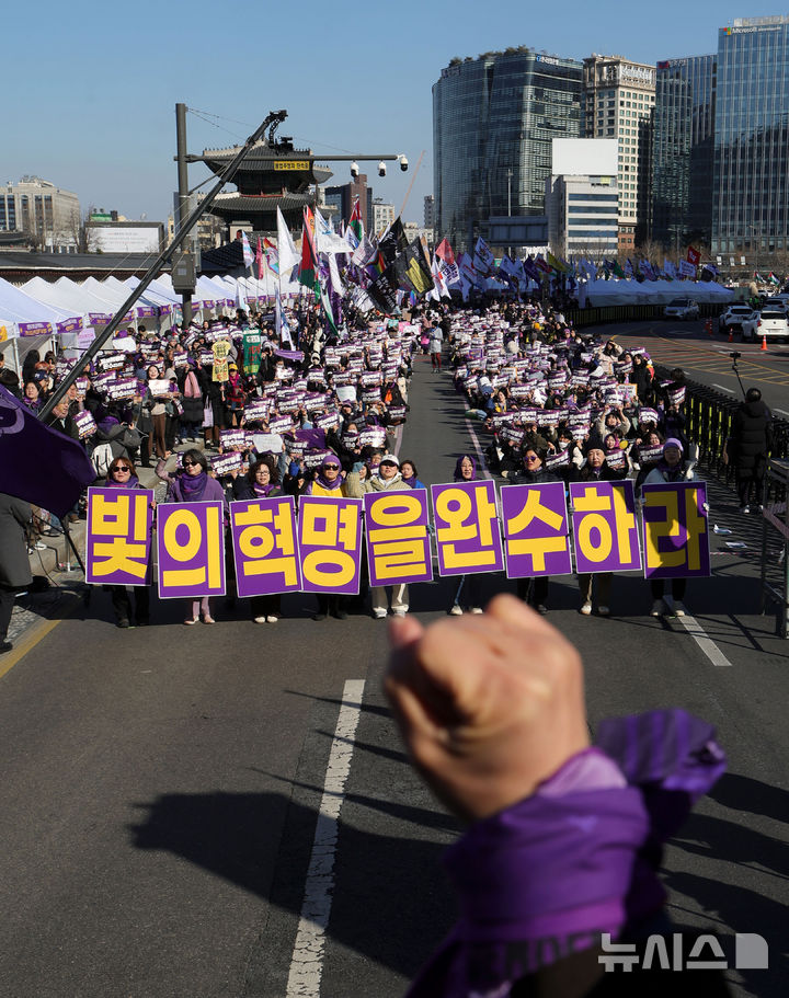 [서울=뉴시스] 홍효식 기자 = 7일 서울 종로구 광화문 서십자각 일대에서 열린 2026년 3·8 세계여성의 날 기념 제41회 한국여성대회에서 참석자들이 구호를 외치고 있다. 2026.03.07. yesphoto@newsis.com