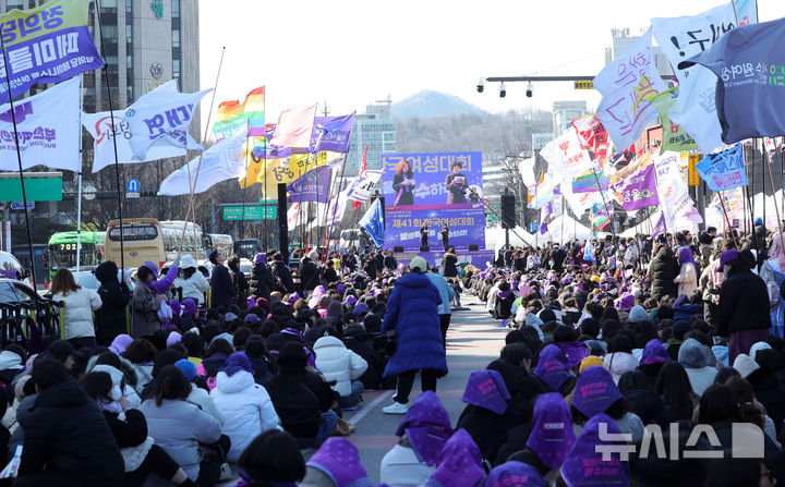 [서울=뉴시스] 홍효식 기자 = 7일 서울 종로구 광화문 서십자각 일대에서 2026년 3·8 세계여성의 날 기념 제41회 한국여성대회가 진행되고 있다. 2026.03.07. yesphoto@newsis.com