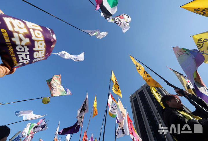 [서울=뉴시스] 홍효식 기자 = 7일 서울 종로구 광화문 서십자각 일대에서 열린 2026년 3·8 세계여성의 날 기념 제41회 한국여성대회에서 참가 단체 깃발이 입장하는 퍼포먼스가 진행되고 있다. 2026.03.07. yesphoto@newsis.com
